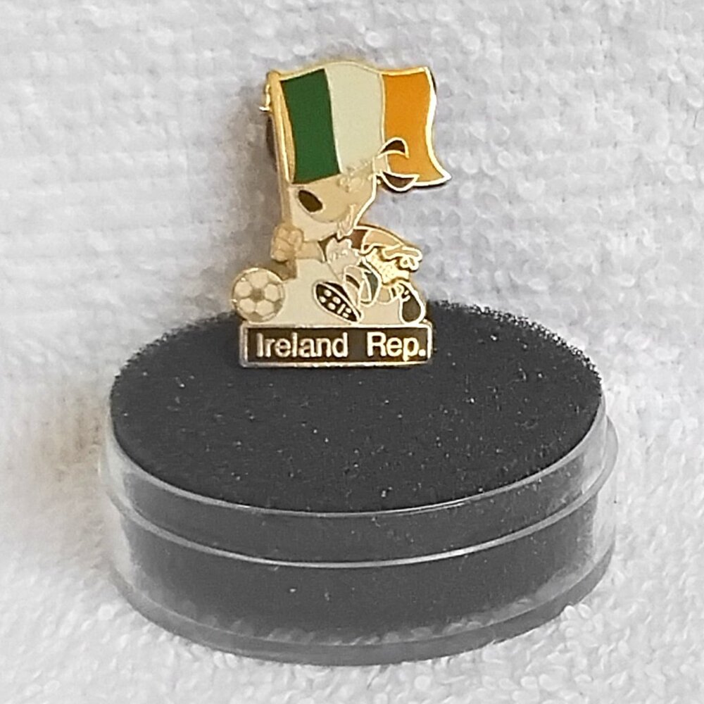 1992 National Teams Ireland Rep. Football Brass & Enamel Pin!!